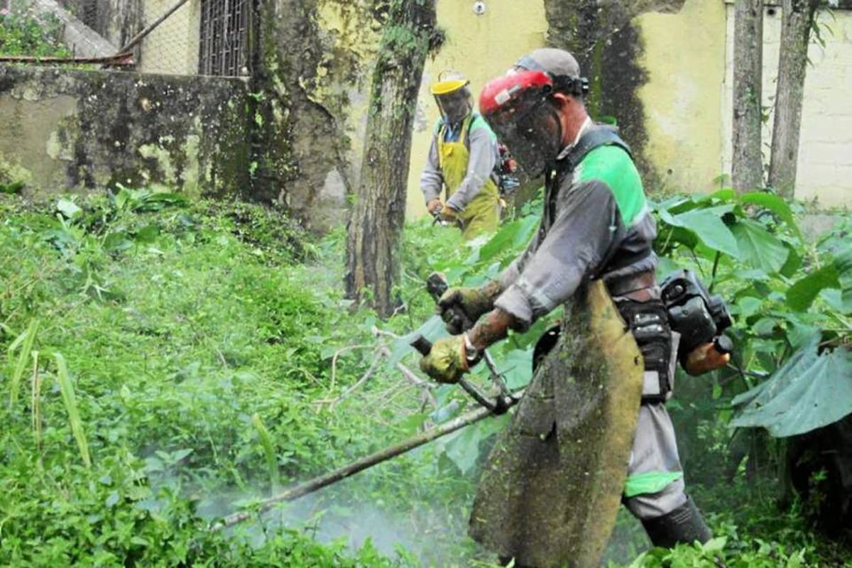 La Piedecuestana de Servicios Públicos adelantó nueva labores de limpieza en los alrededores de la quebrada La Palmira. (Foto: Suministrada/VANGUARDIA LIBERAL)