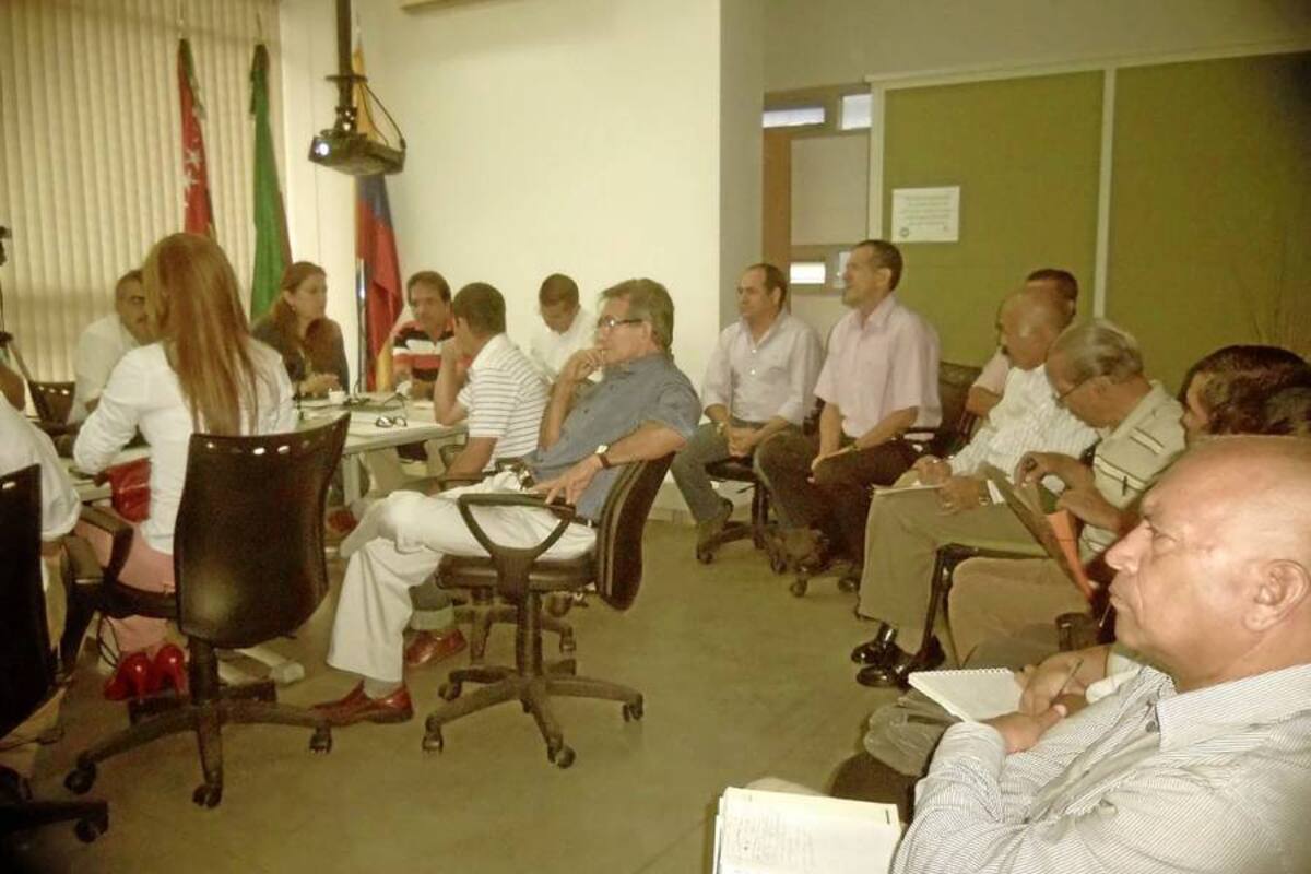 En la sala de juntas de la PDS se llevo a cabo el segundo acercamiento de las empresas recolectoras de basuras en el Municipio con presencia de veedurías y vocales de servicios públicos (Foto: Édgar Omar Bustos A./ VANGUARDIA LIBERAL )