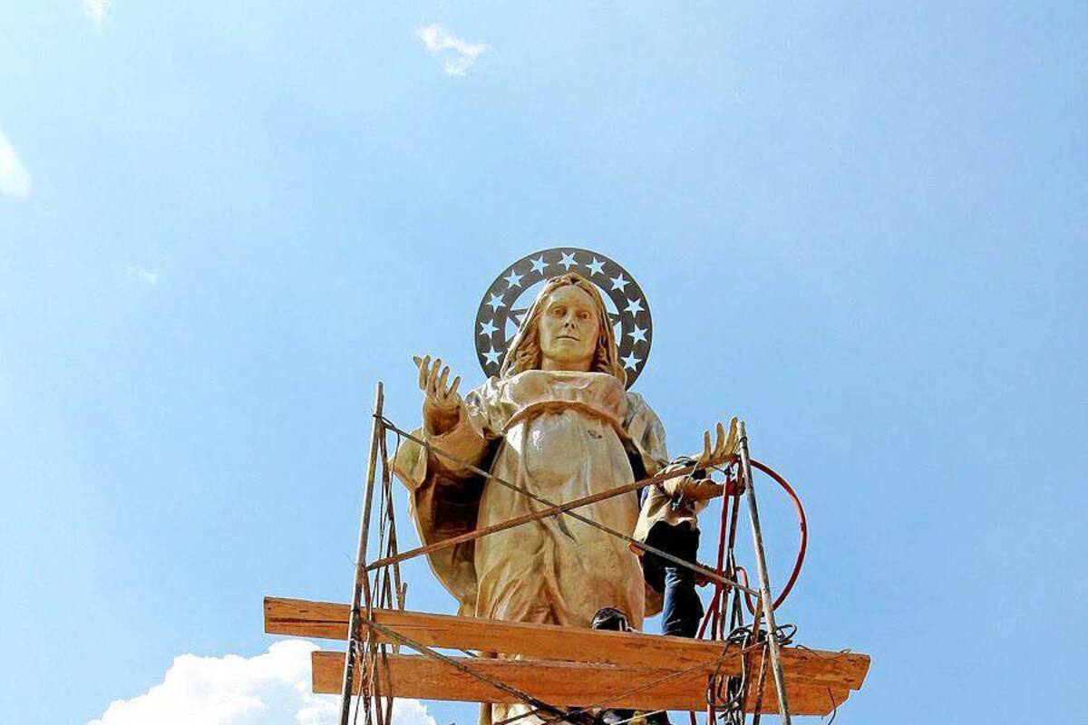 Sobre Piedecuesta se erige la escultura de la Virgen de la Inmaculada Concepción, conocida como la Virgen de la Cantera, instalada recientemente y hecha en bronce. (Foto: Mauricio Betancourt/VANGUARDIA LIBERAL )