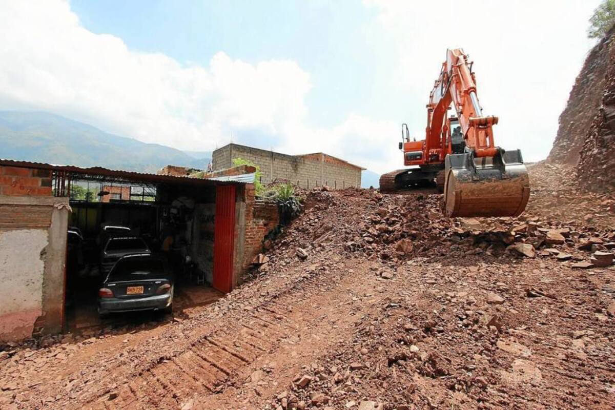 La comunidad piedecuestana podría tener a finales de marzo la inauguración de la vía de acceso al cerro la Cantera con la ampliación de la carrera 2. (Foto: Mauricio Betancourt/ VANGUARDIA LIBERAL )
