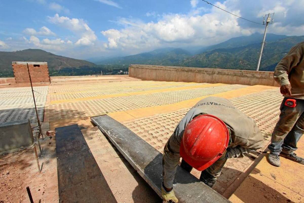 La plaza del parque ya fue construida, avanzan los trabajos de adecuación del sistema de alcantarillado pluvial, se espera igualmente se surta la zona de agua potable ya que tienen que subirla en recipientes y tanques. (Foto: Mauricio Betancourt/VANGUARDIA LIBERAL )
