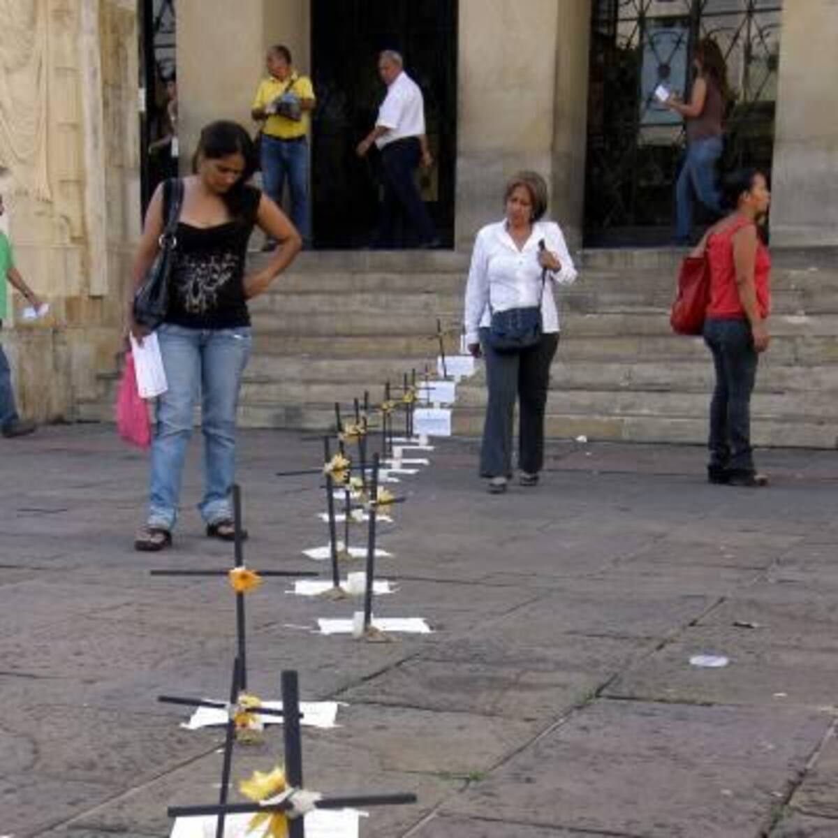 Las madres de Soacha se reunieron ayer en la Plazoleta Luis Carlos Galán Sarmiento, donde aguardaron mientras se desarrollaba la audiencia en la que fueron condenados los ocho militares por la muerte de Daniel Andrés Pesca Olaya y Eduardo Garzón Páez.(Foto: Jaime Del Río/VANGUARDIA LIBERAL)
