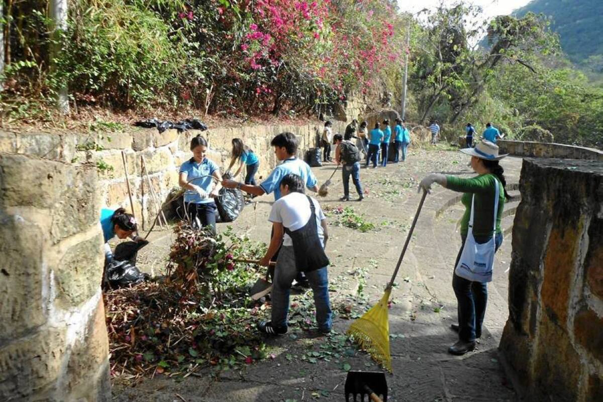 Aspectos de la jornada de limpieza y poda del parque Ragonessi, ubicado a la entrada de San Gil, ubicado entre Pozo Azul y El Parque Gallinera que cuenta con senderos, plazoletas en piedra y una variada vegetación. (Foto: Nancy Acuña R. /VANGUARDIA LIBERAL)
