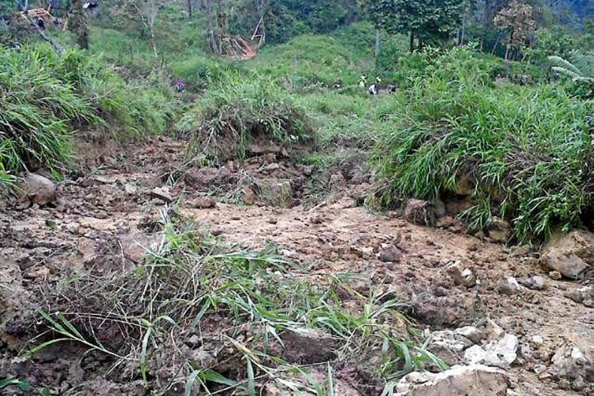 Así quedó el paso de comunicación entre Santa Rita del Opón del municipio de El Guacamayo y el camino que conduce hacia la ciudad de Bucaramanga, por la caída del alud. (Foto: Suministrada/VANGUARDIA LIBERAL)