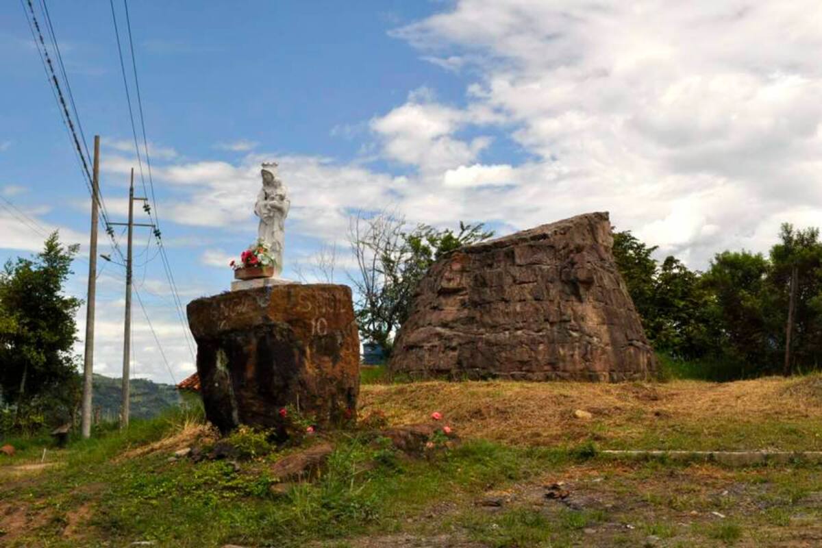 La Alcaldía del Socorro está buscando la manera de conseguir que el Departamento modifique la forma de pago, para darle los recursos a la contratista de la Plazoleta donde iba a ubicarse el Monumento a Nuestra Señora del Socorro. (Foto: Nancy Gómez/VANGUARDIA LIBERAL)