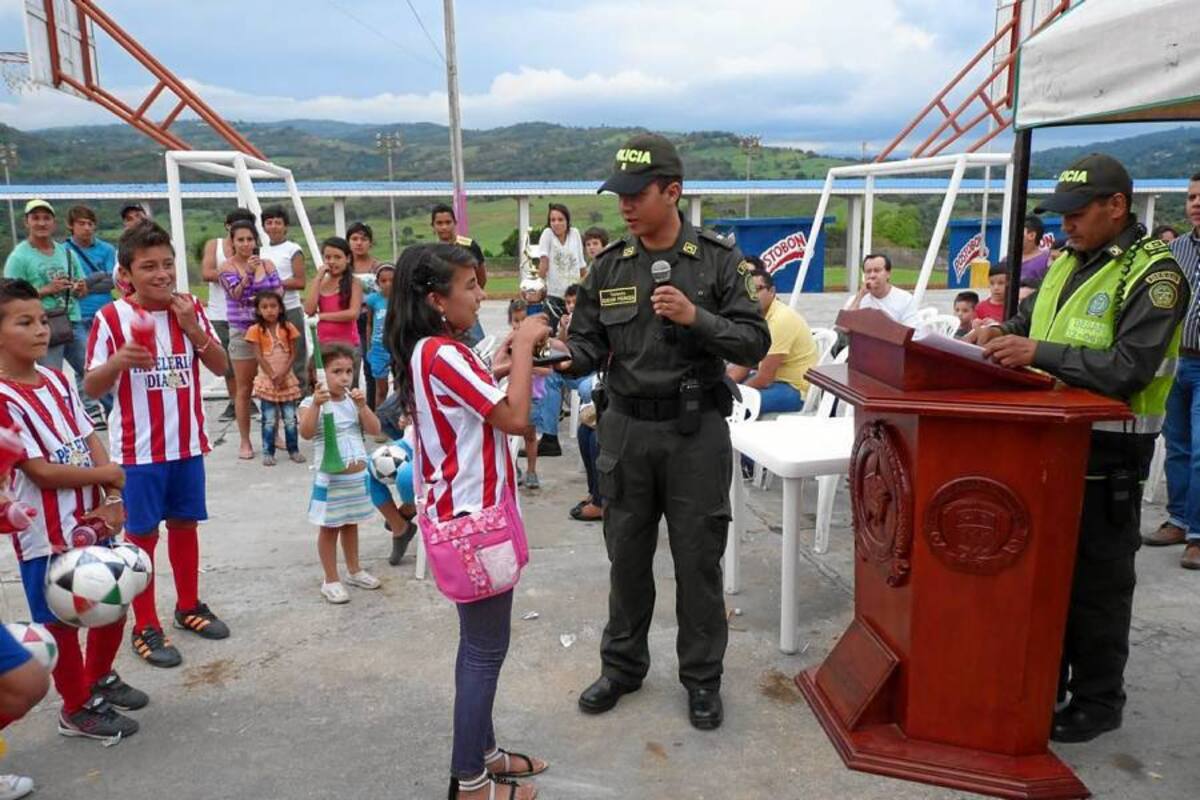 Momento en que se lleva a cabo la entrega de la premiación del campeonato de fútbol, organizado por la Policía Nacional y Comunitaria en Barbosa. (Foto: Luis Fernando Martínez Vargas /VANGUARDIA LIBERAL)