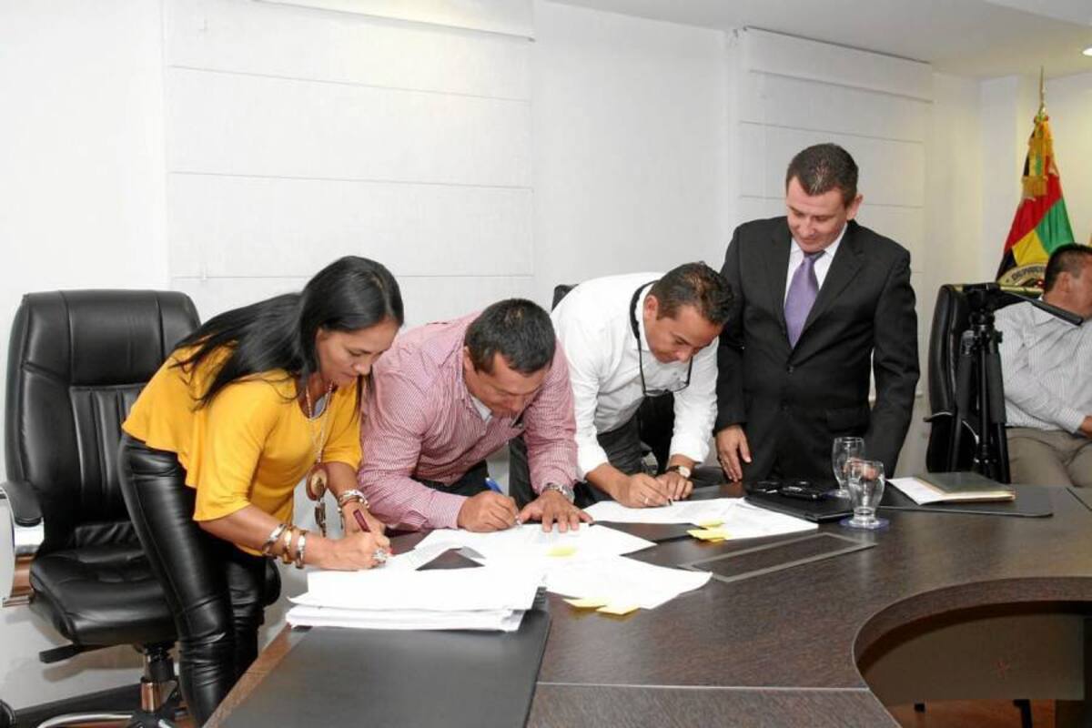 Aspectos de la firma del convenio que se realizó en la Gobernación para prestar ayuda a municipios de las provincias de Santander. (Foto: Suministrada/VANGUARDIA LIBERAL )
