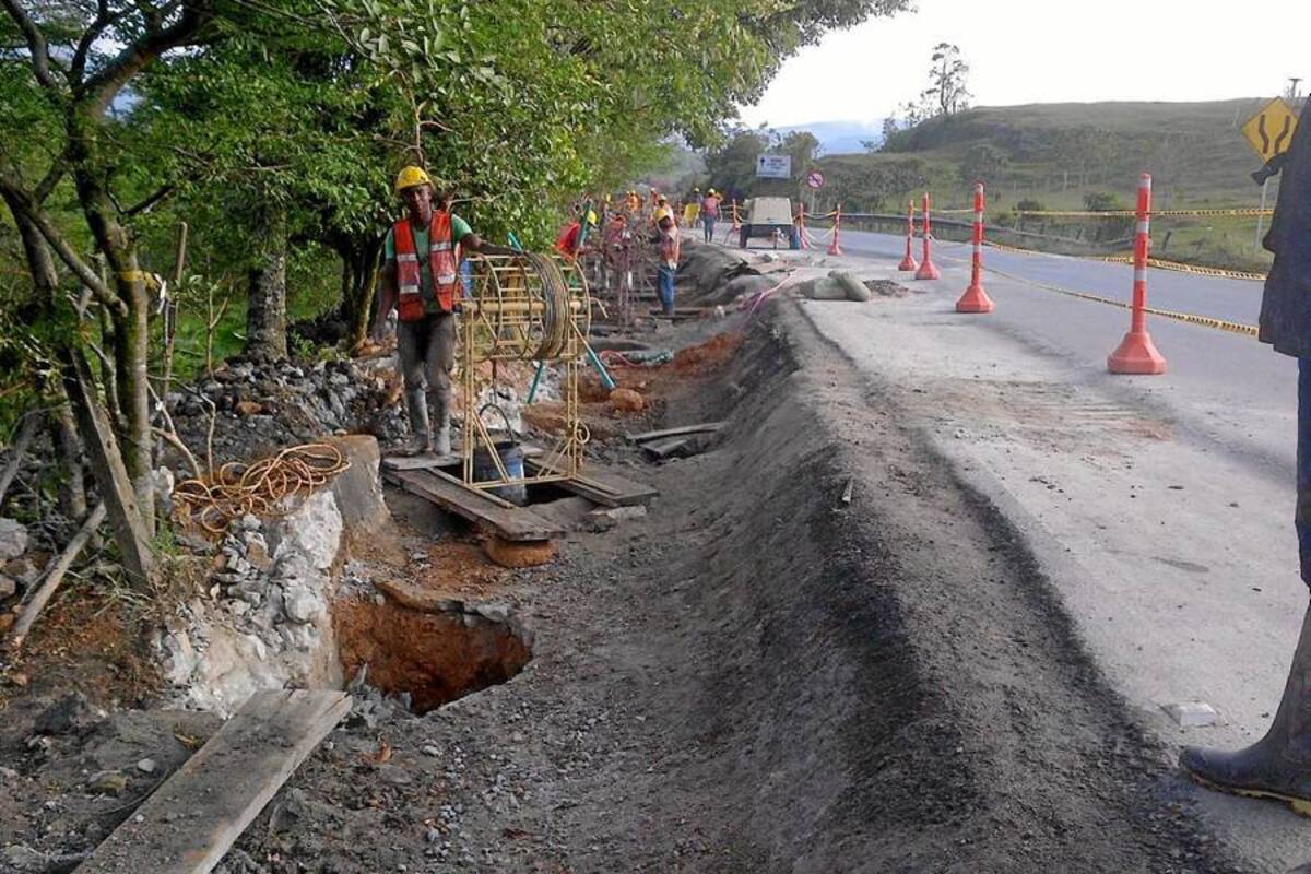 Trabajos que se ejecutan en el peaje de Oiba, mediante la estabilización de la vía, que presentaba un hundimiento. (Foto: Luis Fernando Martínez Vargas/VANGUARDIA LIBERAL)