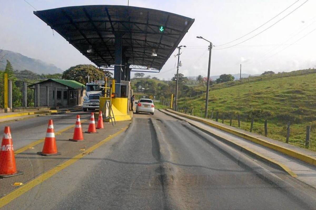 Este es el ahuellamiento que se registra en la caseta del peaje de Oiba, que también requiere ser mejorado mediante la construcción de una rampa de acceso en concreto hidráulico. (Foto: Luis Fernando Martínez Vargas/VANGUARDIA LIBERAL)