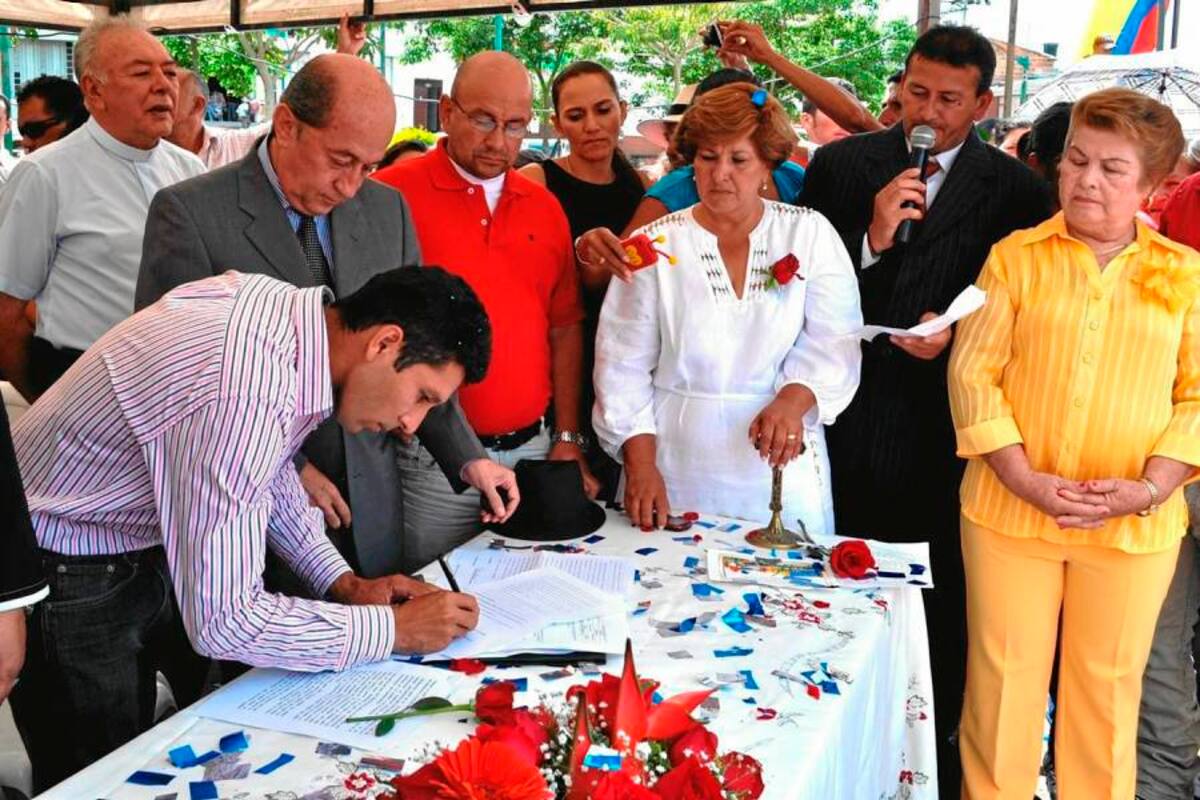 Ante el notario 1 del círculo de Moniquirá, se posesionó el alcalde Jesús Barrera Fandiño, quien inició sus labores como primer mandatario de los santaneros el día de ayer, en un acto público que se realizó en el parque principal de esta ciudad (Foto: Luis Fernando Martínez V./VANGUARDIA LIBERAL)