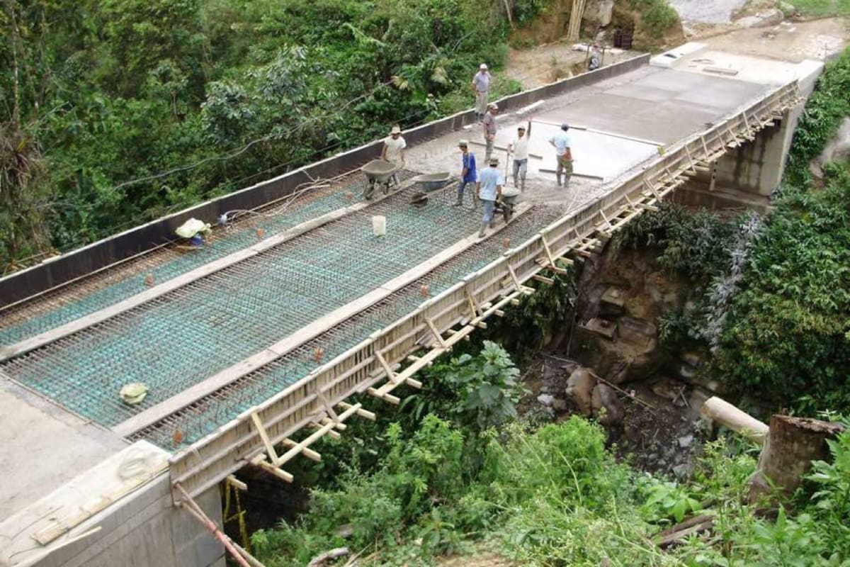 Imagen de los trabajos que se adelantan en el puente sobre la quebrada el Roble ubicado en límites entre Florián y Albania. (Foto: Suministra /VANGUARDIA LIBERAL)