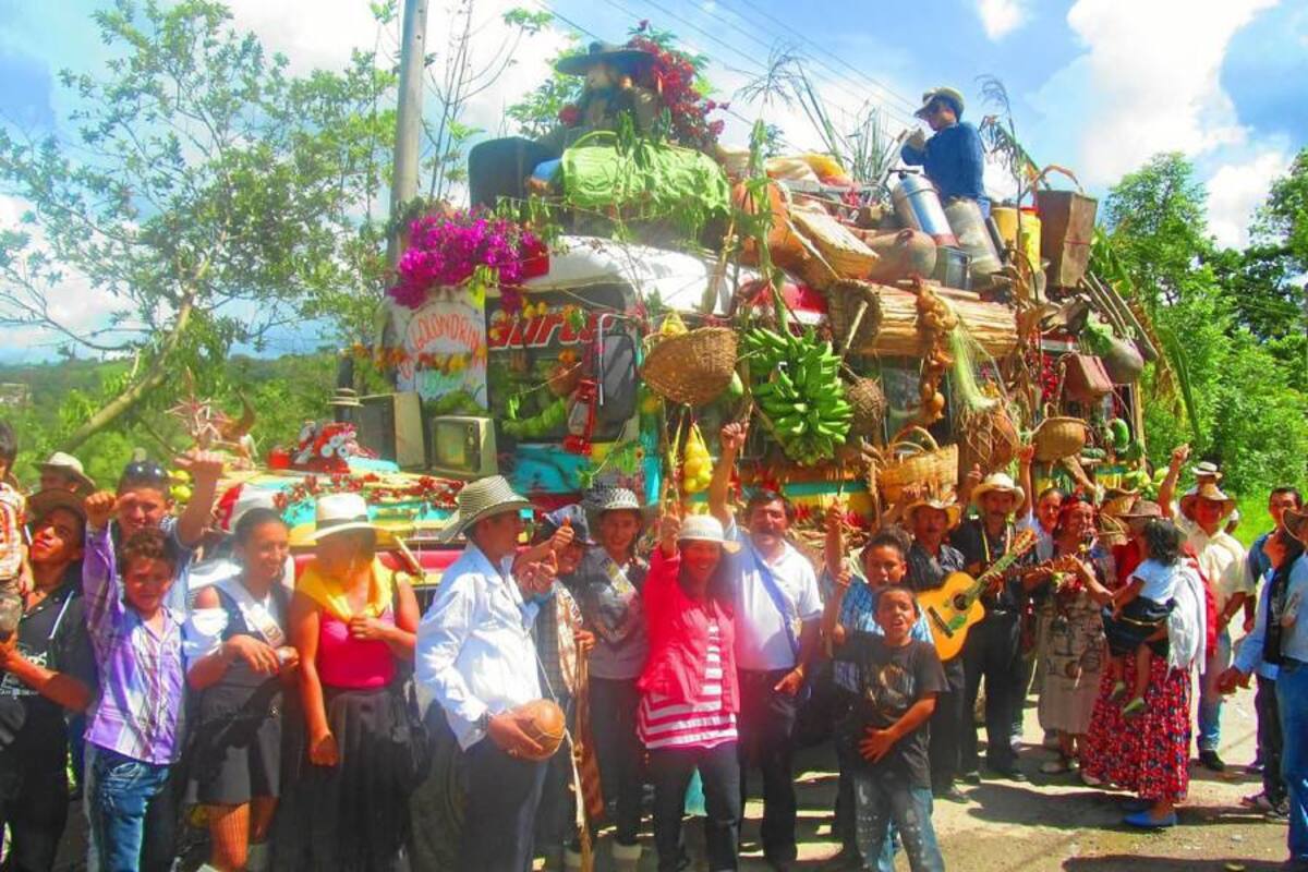 El desfile de carrozas y comparsas engalanó las calles de Moniquirá, con el trabajo y la creatividad de personas que forman partes de las áreas urbanas y rurales de Moniquirá, y la comunidad carcelaria Inpec, quienes elaboraron las carrozas con las cuales desfilaron y participaron las mujeres más bellas de esta ciudad. (Foto: Luis Fernando Martínez Vargas /VANGUARDIA LIBERAL)