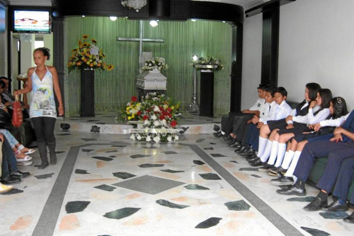 En una de las funerarias de Barbosa fue velado el cuerpo del menor Wilson Vladimir Alcalá Navarro, quien murió ahogado en la quebrada Chipatá, tras recibir un fuerte golpe en la cabeza. (Foto: Luis Fernando Martínez Vargas/VANGUARDIA LIBERAL)