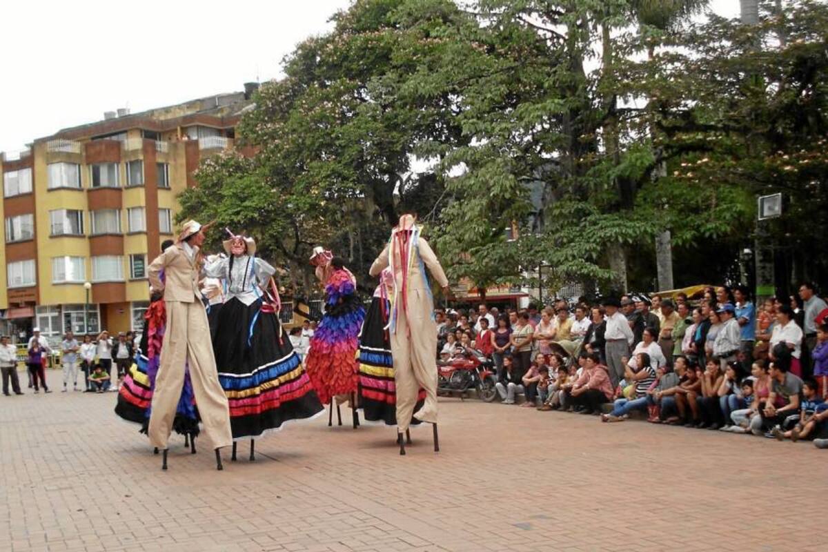 Bailarines en zancos fueron la sensación en Moniquirá (Foto: Suministrada /VANGUARDIA LIBERAL)