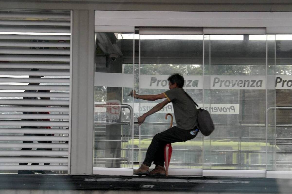 En la actualidad la Policía tiene dispuestos de forma permanente 63 agentes para custodiar el Sitm, en estaciones y corredores peatonales que hacen parte del sistema. (Foto: Archivo /VANGUARDIA LIBERAL)