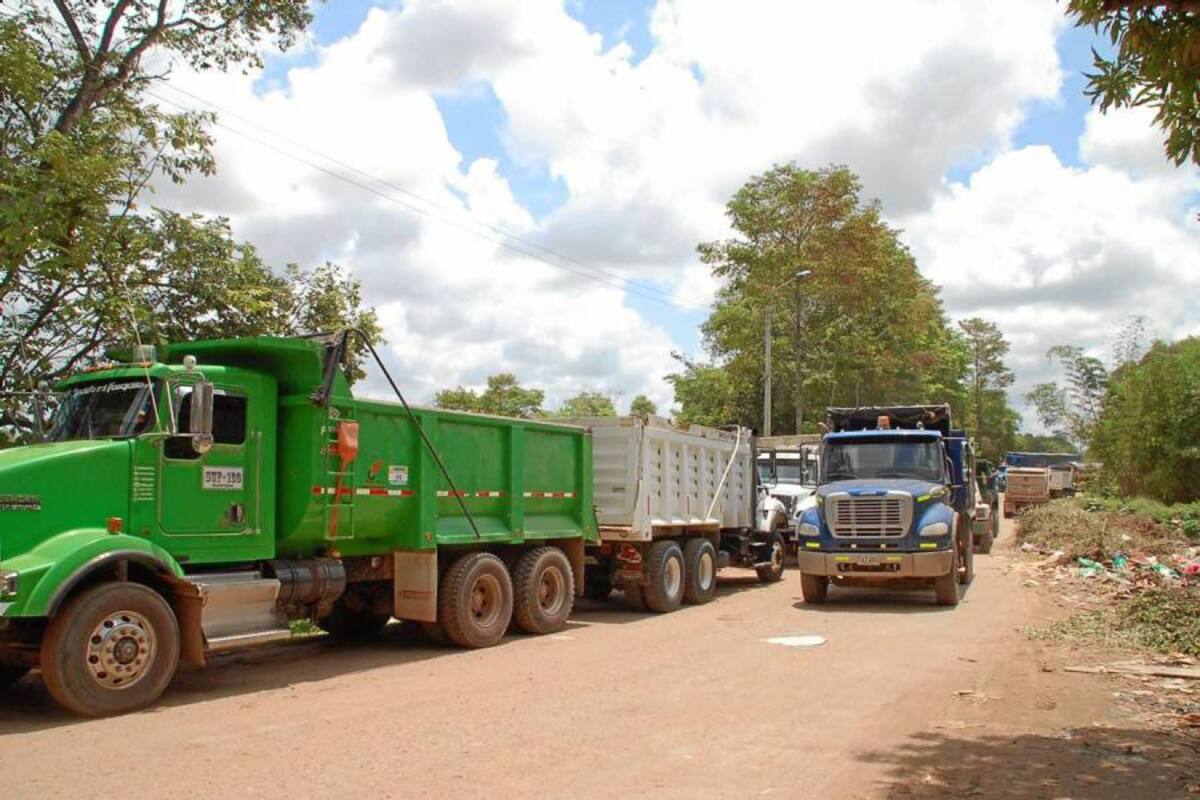 Ayer también continuaron las protestas y bloqueos de los volqueteros de Barrancabermeja, quienes piden inclusión de sus equipos y precios justos a las contratistas del Puerto Petrolero. Esta vez se tomaron la Vía Nacional, barrio Boston y estarían hasta las 5:00 p.m. en ese sitio. (Foto: Édgar Pernett/VANGUARDIA LIBERAL)