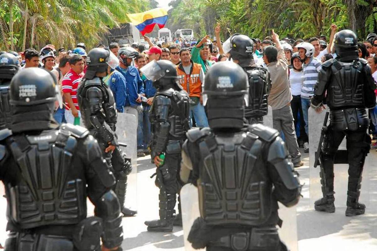 Los manifestantes intentaron ayer adelantar una marcha y una caravana hasta las instalaciones de la Alcaldía de Barrancabermeja. Sin embargo, no tenían el permiso y sólo llegaron hasta la Puerta del 11, ubicada en el corregimiento El Centro. (Foto: Hernando Javier Alvarado/VANGUARDIA LIBERAL)