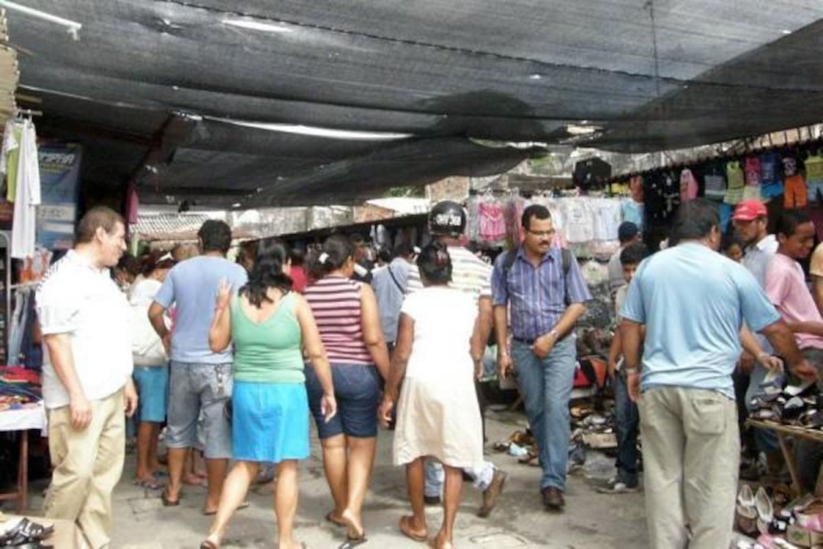 Los inquilinos del centro de acopio denunciaron la existencia de vendedores externos del municipio que pernoctan los fines de semana para ofrecer sus productos, además de las competencia desleal y el caos que se forma.(Foto: Édgar Pernett/VANGUARDIA LIBERAL)