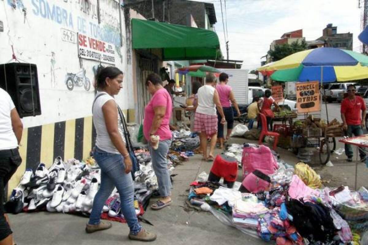 Las ventas informales que ocupan una gran parte de las aceras hacen que la movilidad de los transeúntes se vea afectada. (Foto: Édgar Pernett/VANGUARDIA LIBERAL)