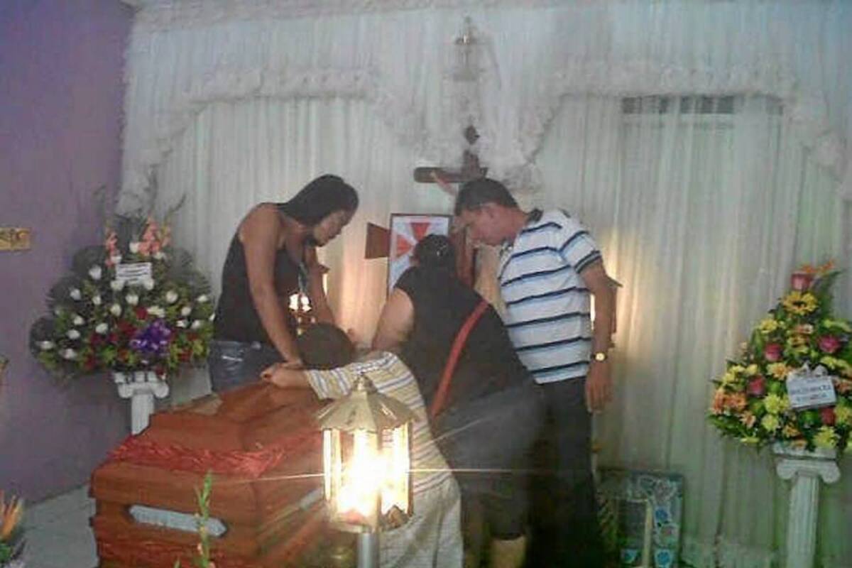 En el día de ayer, los familiares del joven mototaxista realizaban sus honras fúnebres luego de que fuera asesinado por hurtarle la motocicleta. (Foto: Cortesía Dager Moreno/ VANGUARDIA LIBERAL)