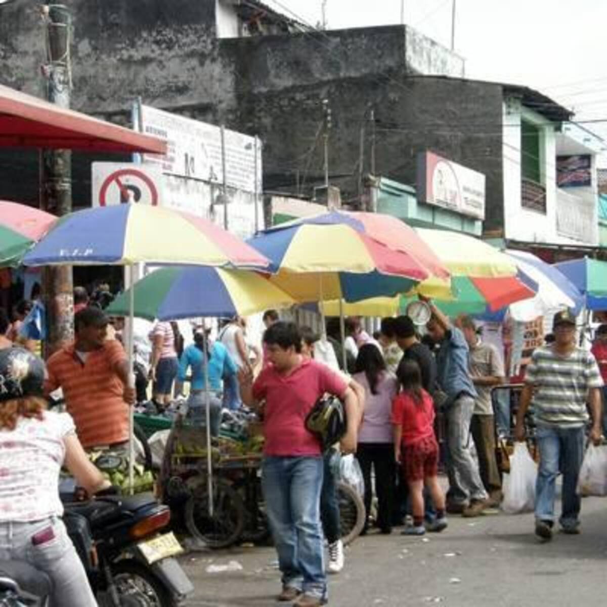 Según los inquilinos de la Plaza de Mercado Torcoroma los expendedores de alimentos, además de invadir el espacio público, no son controlados e inspeccionados por la Secretaría Local de Salud.(Foto: Édgar Pernett/VANGUARDIA LIBERAL)