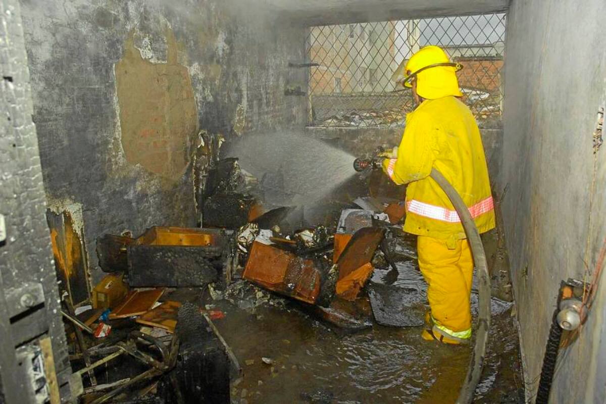 En la madrugada del día de ayer el recalentamiento de una red de electricidad desató un incendio que afecto cuatro casas en el barrio Galán, en el municipio de Cantagallo. Las pérdidas se estiman superiores a los $500 millones. (Foto: Archivo / VANGUARDIA LIBERAL)