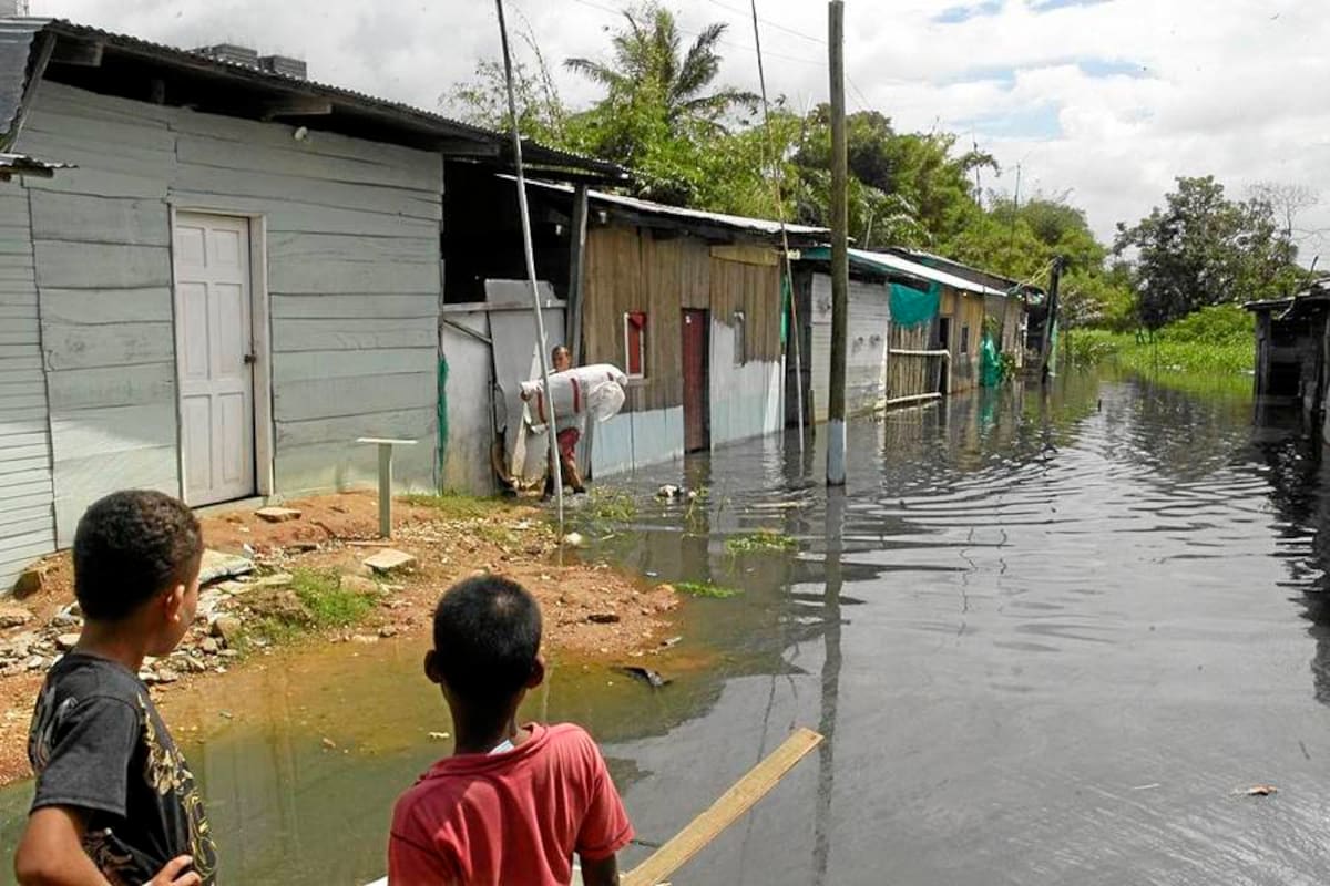 Con esta es la tercera inundación que deben vivir los residentes del barrio Lagos del Palmar en el año. (Foto: Edgar Pernett/VANGUARDIA LIBERAL )