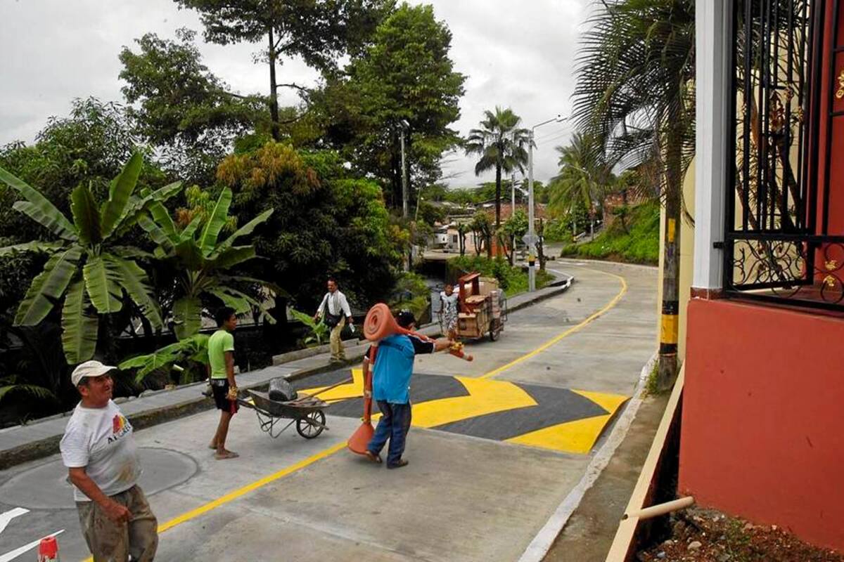 Ayer fueron realizados los últimos preparativos para la entrega oficial de la calle 34 del barrio Primero de Mayo, en la comuna Cinco. (Foto: Edgar Pernett/VANGUARDIA LIBERAL)