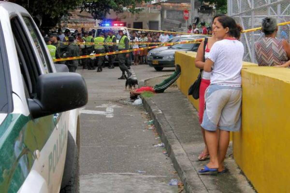 Decena de personas rodearon ayer en la mañana el cuerpo de Iván Darío Blanco Mesa, luego de que fuese asesinado por desconocidos en el barrio Santa Ana.(Foto: Édgar Pernett/VANGURDIA LIBERAL)