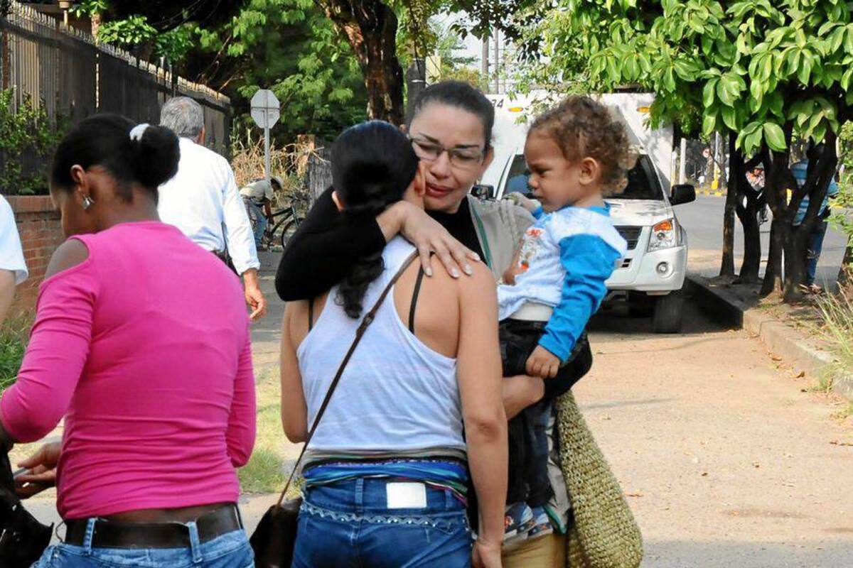 Ayer en la mañana, los familiares de Arley Venté llegaron muy temprano hasta las instalaciones de Medicina Legal de Barrancabermeja, en donde el instituto les entregaría los resultados de ADN y el permiso para exhumar los restos de su pariente para realizarle las exequias. (Foto: Emmanuel Pérez Ortegón/ VANGUARDIA LIBERAL)