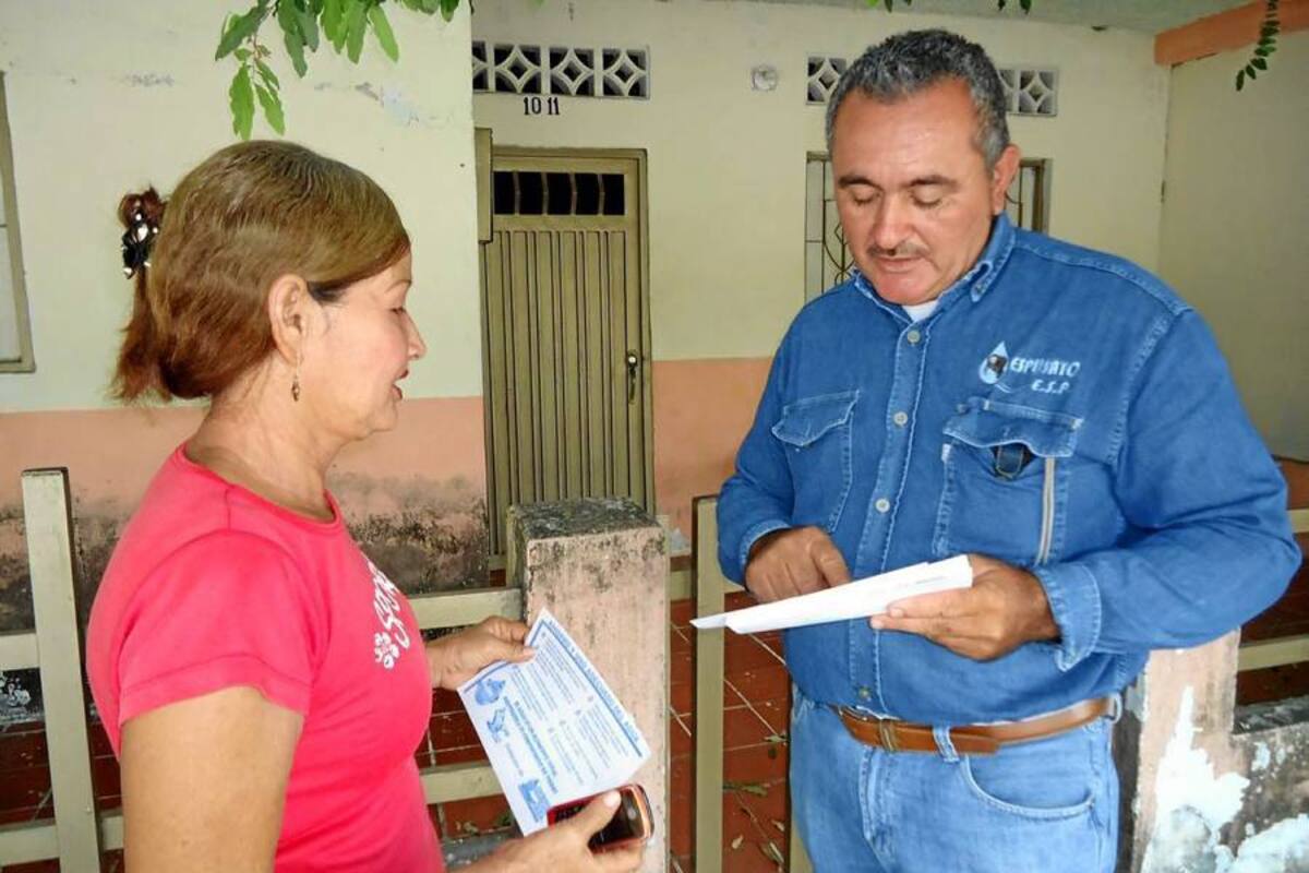 La Empresa de Servicios Públicos de Sabana de Torres adelanta una campaña puerta a puerta para la recuperación de su cartera morosa. (Foto: Suministrada/VANGUARDIA LIBERAL)