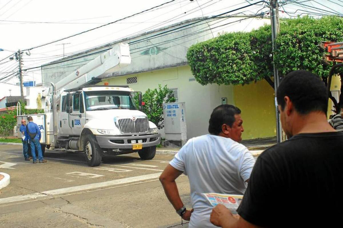 Habitantes del barrio Pueblo Nuevo se opusieron a corte programado de la Essa por apagón de 24 horas. (Foto: Hernando Javier Alvarado Gutiérrez/VANGUARDIA LIBERAL)