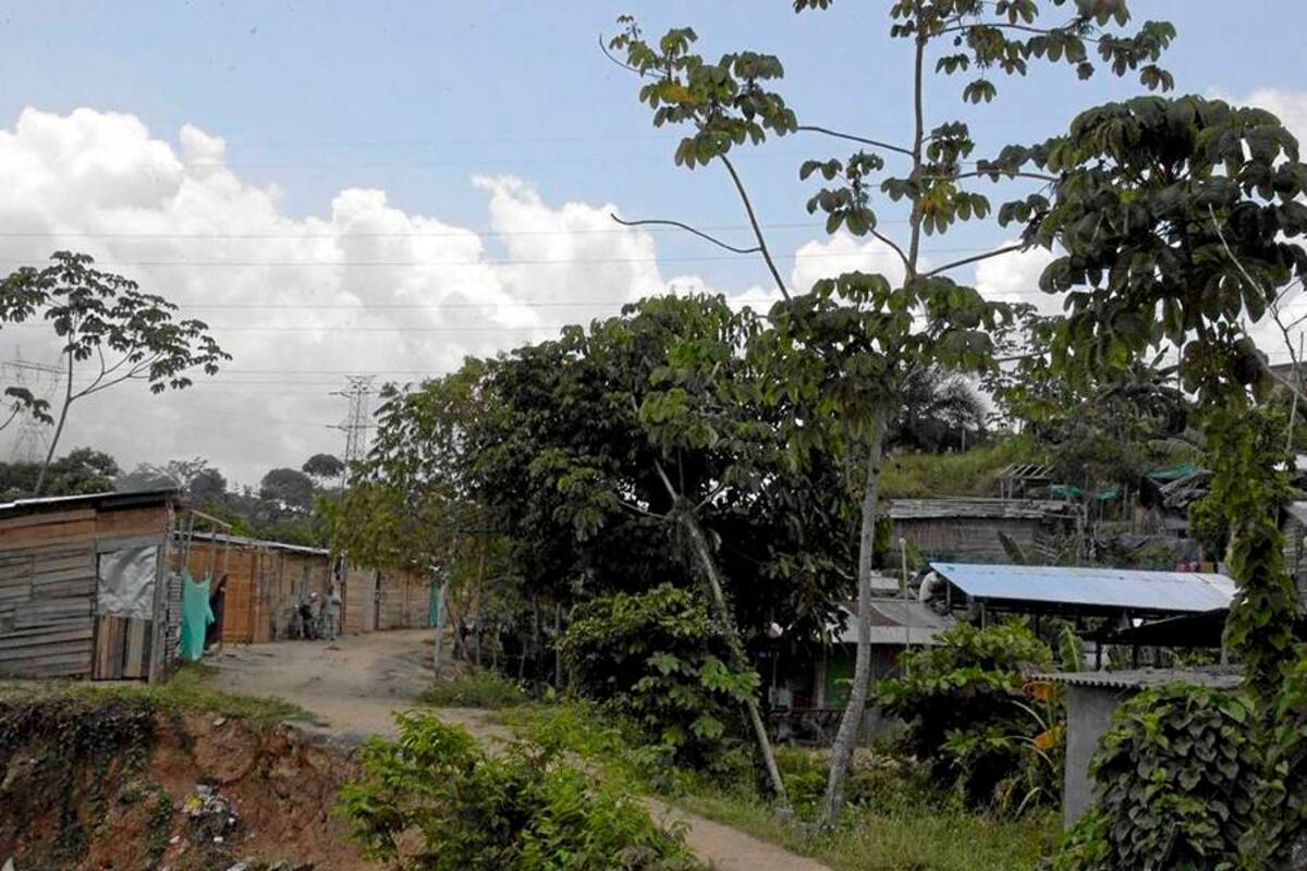 Residentes del barrio Pablo Acuña, denunciaron que temen nuevas fallas en los servicios públicos por cuenta de la venta de más lotes para construir nueva invasión. (Foto: Edgar Pernett/VANGUARDIA LIBERAL )
