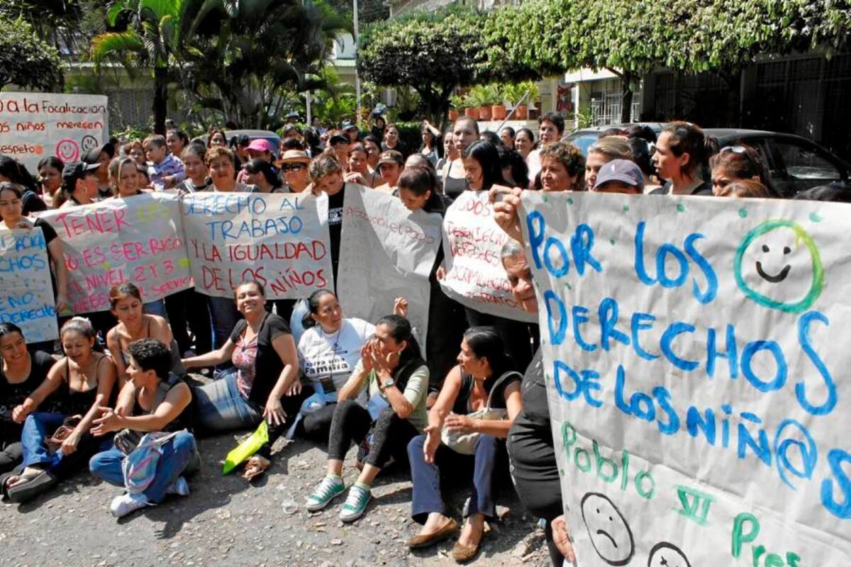 Las madres comunitarias denunciaron los graves errores que arrojó la encuesta del Sisben en la capital santandereana. Dijeron que, de manera injusta, los niños que ellos cuidan en los hogares del Icbf quedaron por fuera de los servicios asistenciales que allí se les ofrecía. Por eso, ayer lideraron una protesta frente a las instalaciones de la citada institución, al norte de la ciudad. (Foto: Fotografía: Nelson Díaz / VANGUARDIA LIBERAL)