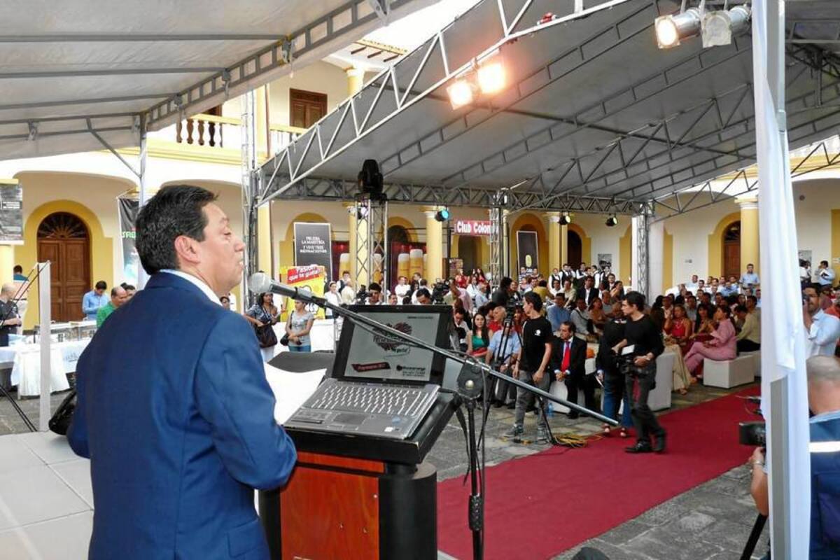 El alcalde de Bucaramanga, Luis Francisco Bohórquez Pedraza presidió ayer el acto oficial de lanzamiento de la Feria Bonita 2012. La jornada se cumplió en el Centro Cultural del Oriente. (Foto: Nelson Díaz / VANGUARDIA LIBERAL)