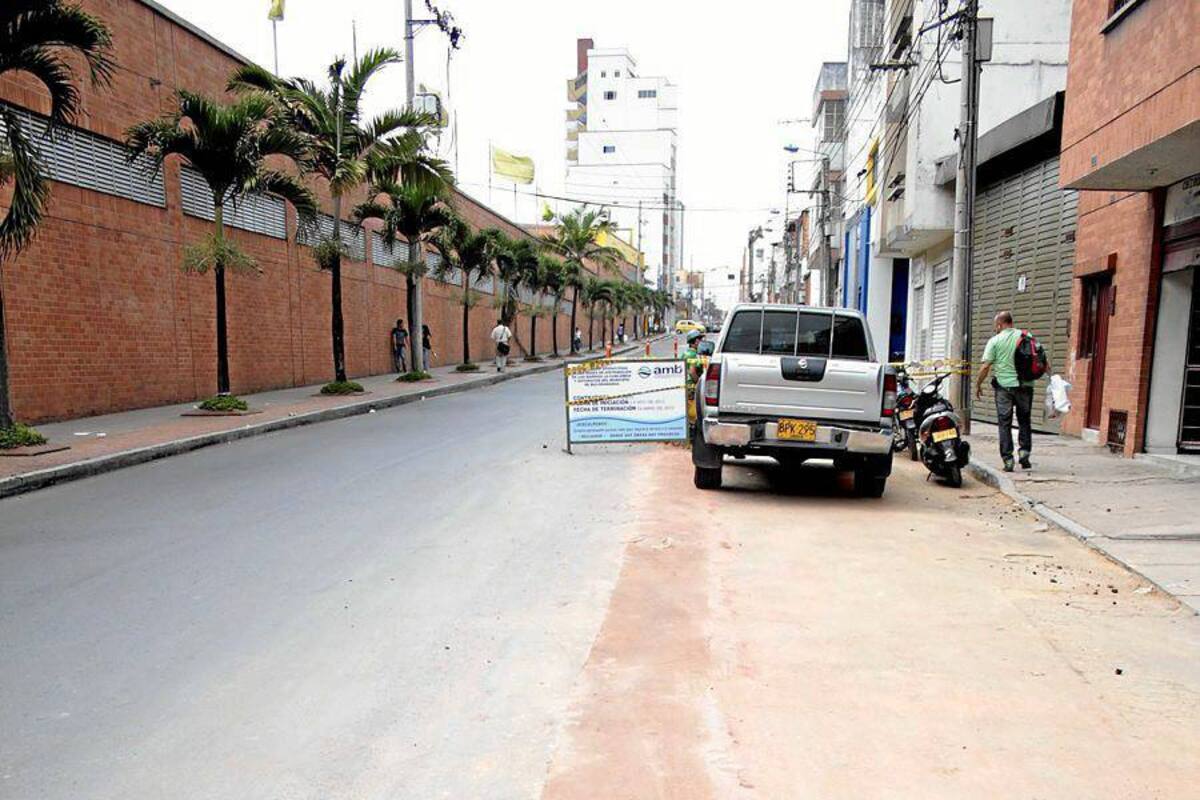 Es inaudito que esta vía, que había sido repavimentada hace poco, ya haya sido objeto de reparaciones. Por estos lados, el Acueducto Metropolitano optmizó las redes públicas. Hoy, una polvorienta zanja aparece como prueba fehaciente de la falta de coordinación de las entidades oficiales. (Foto: Fotografías: Javier Gutiérrez / VANGUARDIA LIBERAL)