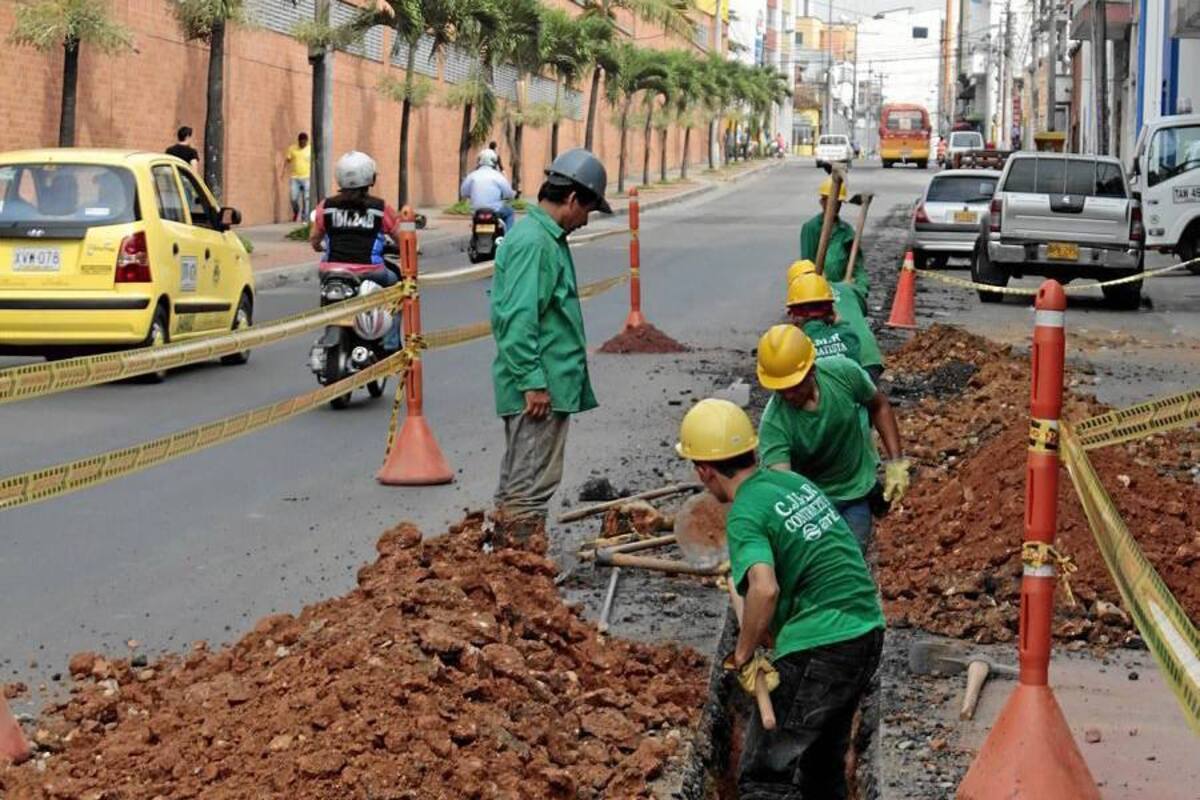 Es inaudito que esta vía, que había sido repavimentada hace poco, ya haya sido objeto de reparaciones. Por estos lados, el Acueducto Metropolitano optmizó las redes públicas. Hoy, una polvorienta zanja aparece como prueba fehaciente de la falta de coordinación de las entidades oficiales. (Foto: Fotografías: Javier Gutiérrez / VANGUARDIA LIBERAL)