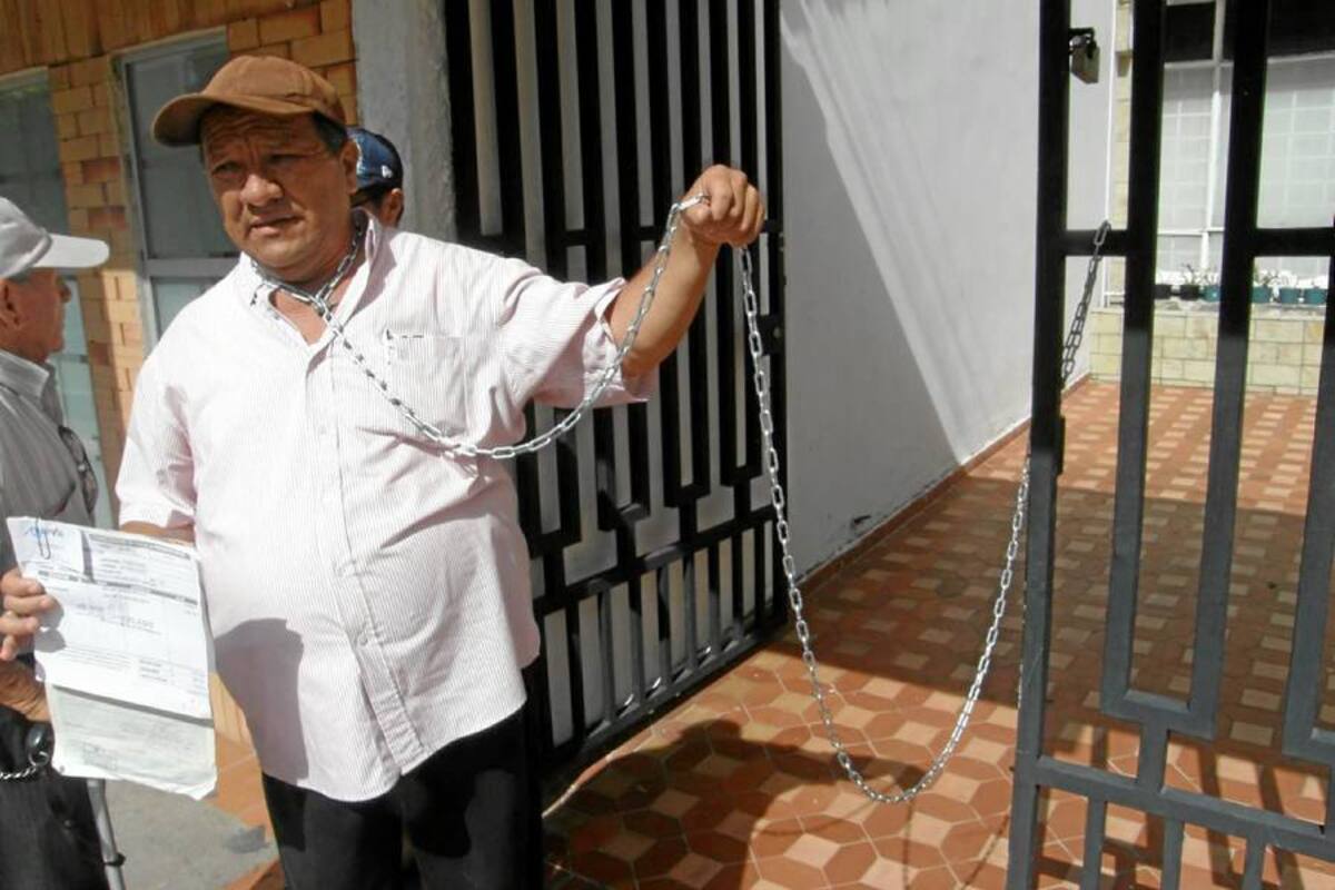 El hombre permaneció varias horas con la cadena amarrada a su cuello para exigir la entrega de sus medicamentos y su derecho a cambiar de EPS. (Foto: Jaime del Río / VANGUARDIA LIBERAL)