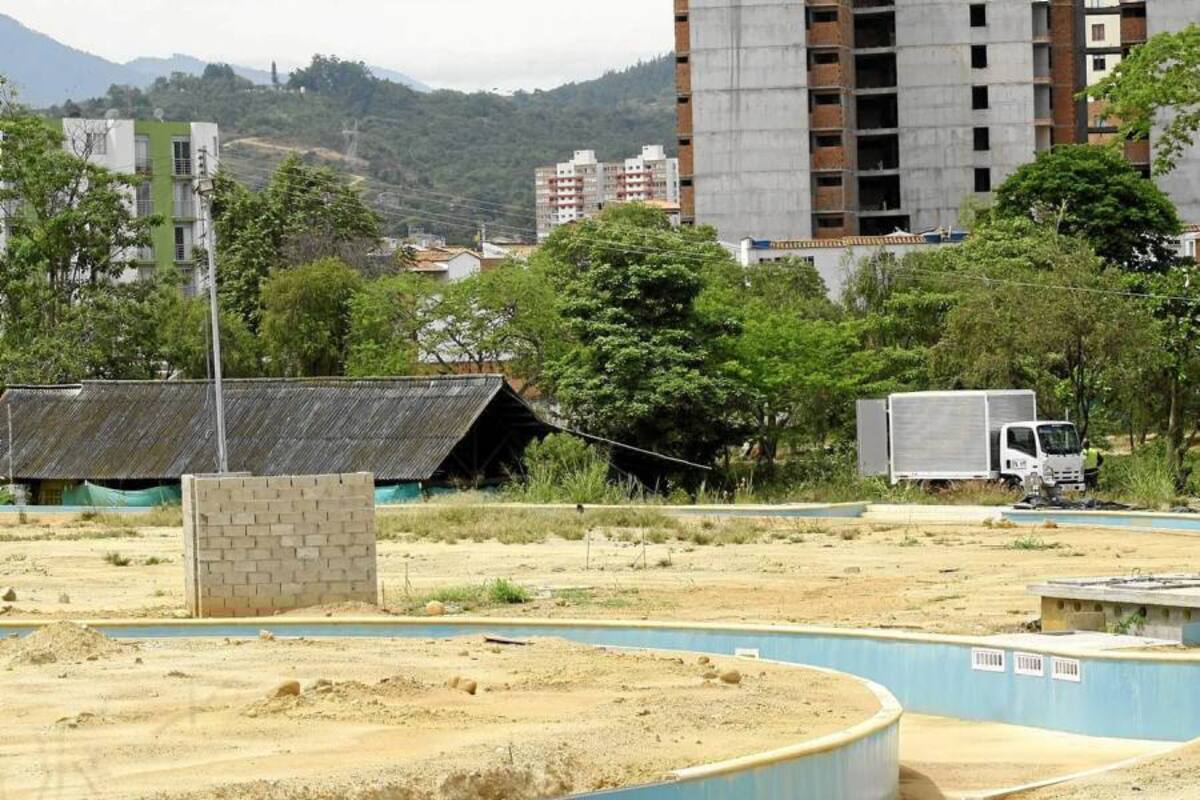 Desalojada la familia que vivía en Parque Acualago