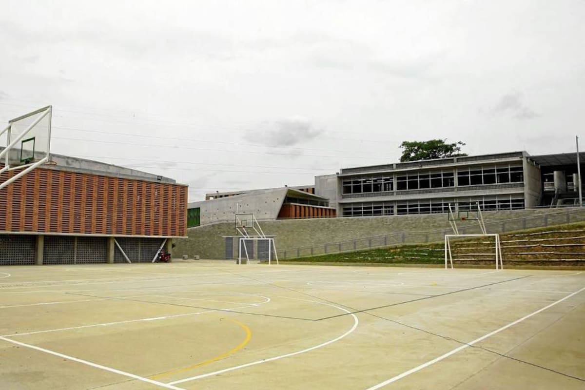 Para enero del próximo año se tiene prevista la entrega completa del megacolegio Los Colorados, que albergará a más de mil estudiantes del norte de Bucaramanga en los grados de preescolar, primaria y bachillerato. (Foto: César Flórez León /VANGUARDIA LIBERAL)