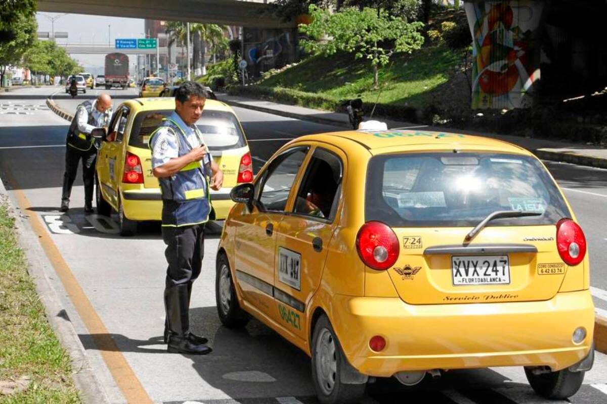 Sancionan a 32 conductores de servicio público por usar el carril de Metrolínea (Foto: Nelson Díaz/VANGUARDIA LIBERAL)