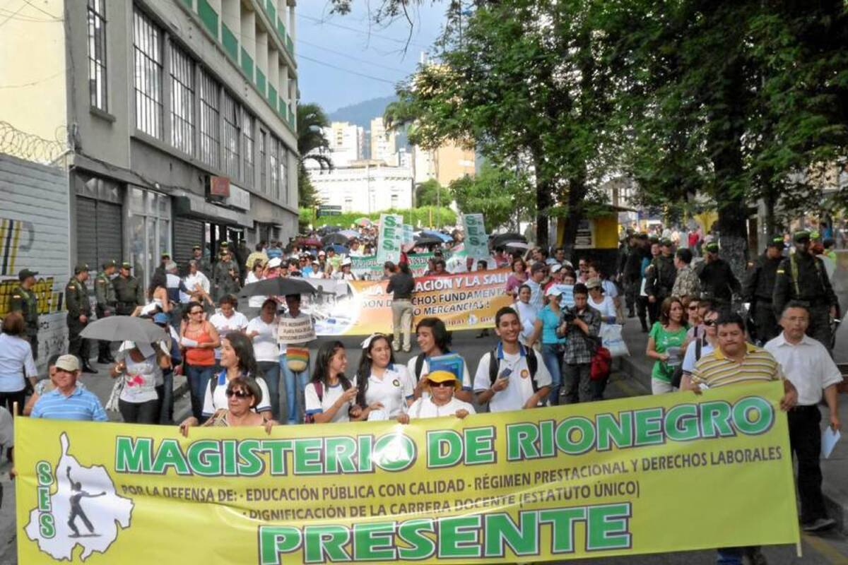Durante la marcha los docentes de Bucaramanga y el área metropolitana protestaron por la sobrecarga laboral, la falta de garantías en el servicio de salud y el no giro de los recursos para la gratuidad. (Foto: Nelson Díaz / VANGUARIDA LIBERAL)