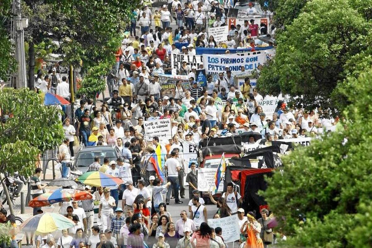 La movilización en defensa del agua congregó a estudiantes, juntas de acción comunal, asociaciones sindicales, comités en defensa del páramo de Santurbán y ciudadanos en general. (Foto: César Flórez/ VANGUARDIA lIBERAL)