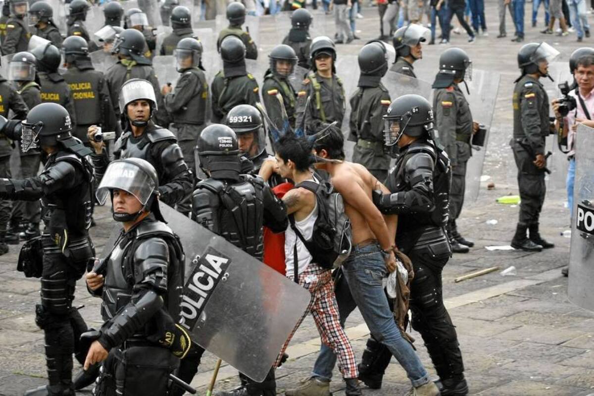 En la plaza cívica ‘Luis Carlos Galán Sarmiento’, donde finalizó la movilización, se presentaron desmanes protagonizados por un grupo de jóvenes. (Foto: César Flórez / VANGUARDIA lIBERAL)