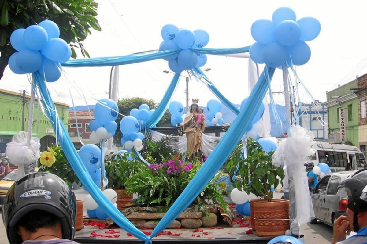 La Fiesta de la Virgen del Carmen en Socorro inició con una alborada a las 4:00 de la mañana y en la tarde cerró con caravana, papayera, bendición de motos y carros, seguido de una eucaristía. (Foto: Nancy Gómez /VANGUARDIA LIBERAL)