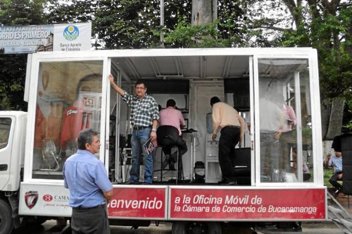 Buena acogida tuvo la oficina móvil de la Cámara de Comercio que estuvo haciendo un recorrido por los principales municipios de la provincia Comunera. (Foto: Luis Fernando Martínez Vargas/VANGUARDIA LIBERAL)