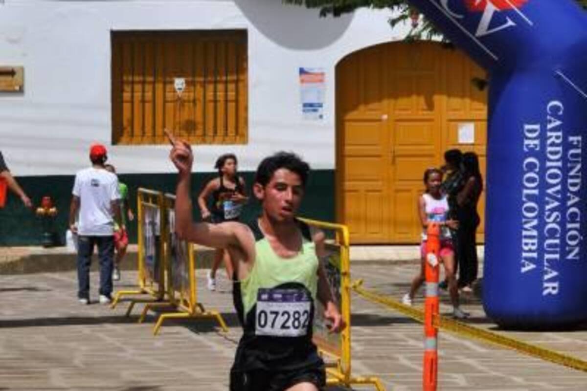 Momento de la llegada a la meta, de Yéfferson Peña durante la Maratón Regional de Oiba patrocinada por Vanguardia Liberal, la ESSA, la Fundación Cardiovascular, Índersantander y Freskaleche.(Foto: Suministrada/VANGUARDIA LIBERAL)