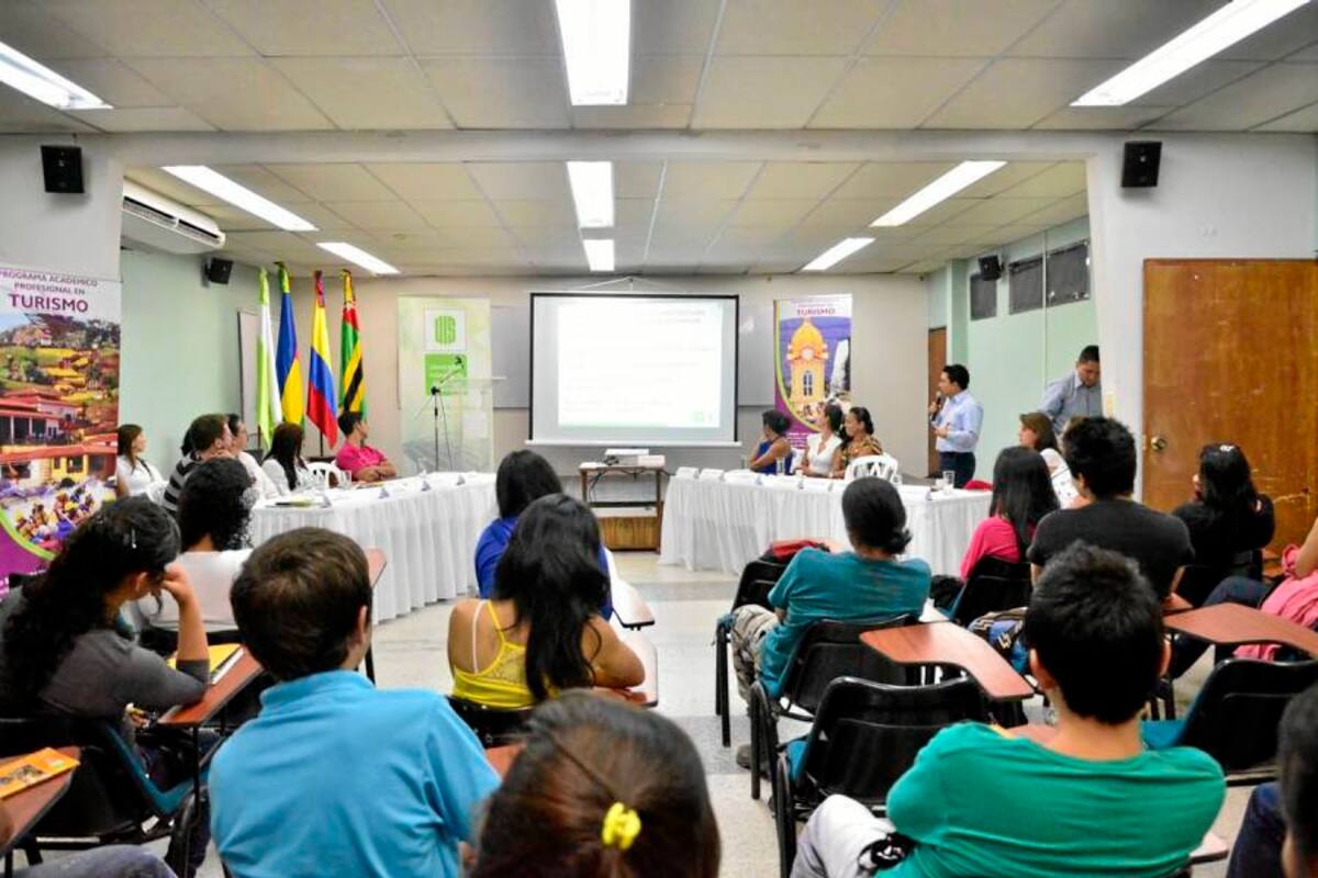 En las instalaciones de la UIS, sede Socorro, se inició el programa de Formación Profesional en Turismo, en la gráfica el coordinador Julio Martínez, ofreció una charla introductoria a los nuevos estudiantes. (Foto: Luis Fernando Martínez Vargas/VANGUARDIA LIBERAL)