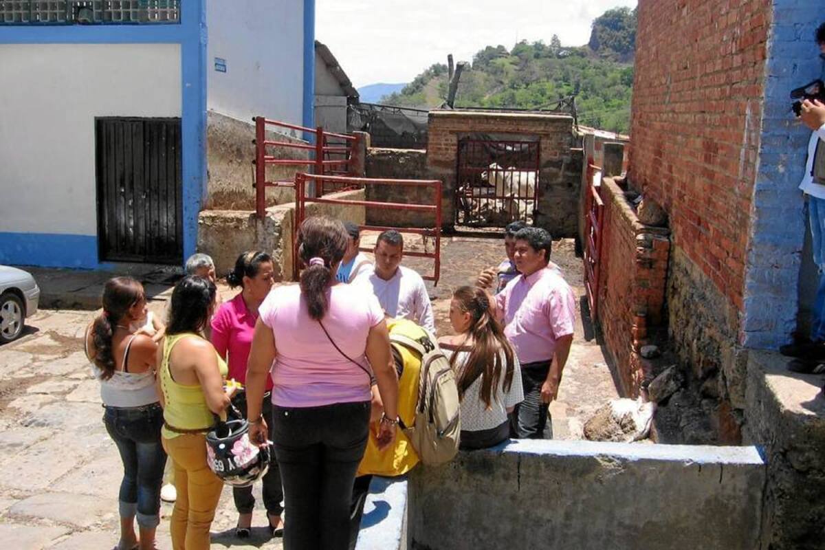 Visita que realizaron las autoridades municipales al matadero municipal, para verificar la procedencia de malos olores, debido al inadecuado manejo de la planta de beneficio animal del Socorro (Foto: Luis Fernando Martínez Vargas/VANGUARDIA LIBERAL)
