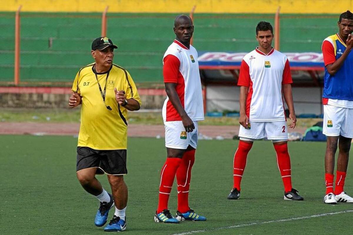La junta directiva del Atlético Bucaramanga, encabezada por su presidente Óscar Córdoba, decidió ayer que el técnico Álvaro de Jesús Gómez no continuará más al frente de la institución. (Foto: Archivo / VANGUARDIA LIBERAL)